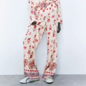 Zara- Floral Print Wide Leg Pants- XS
100 % Viscose!